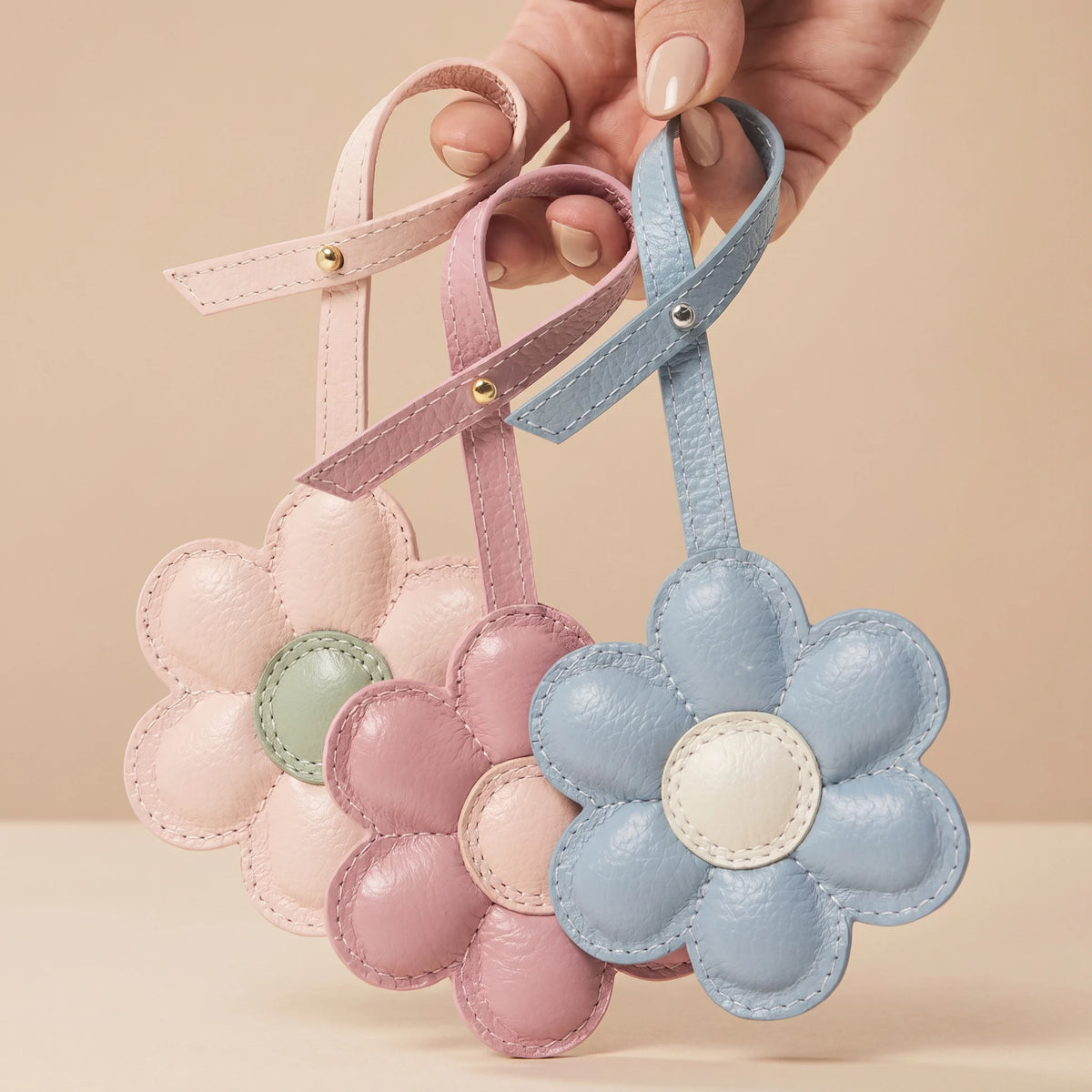 Charm Flor em Couro Legítimo | Pingente de Bolsa