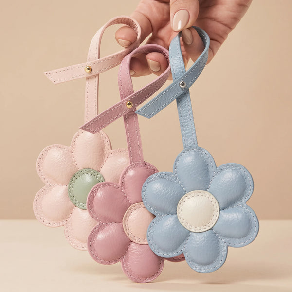 Charm Flor em Couro Legítimo | Pingente de Bolsa