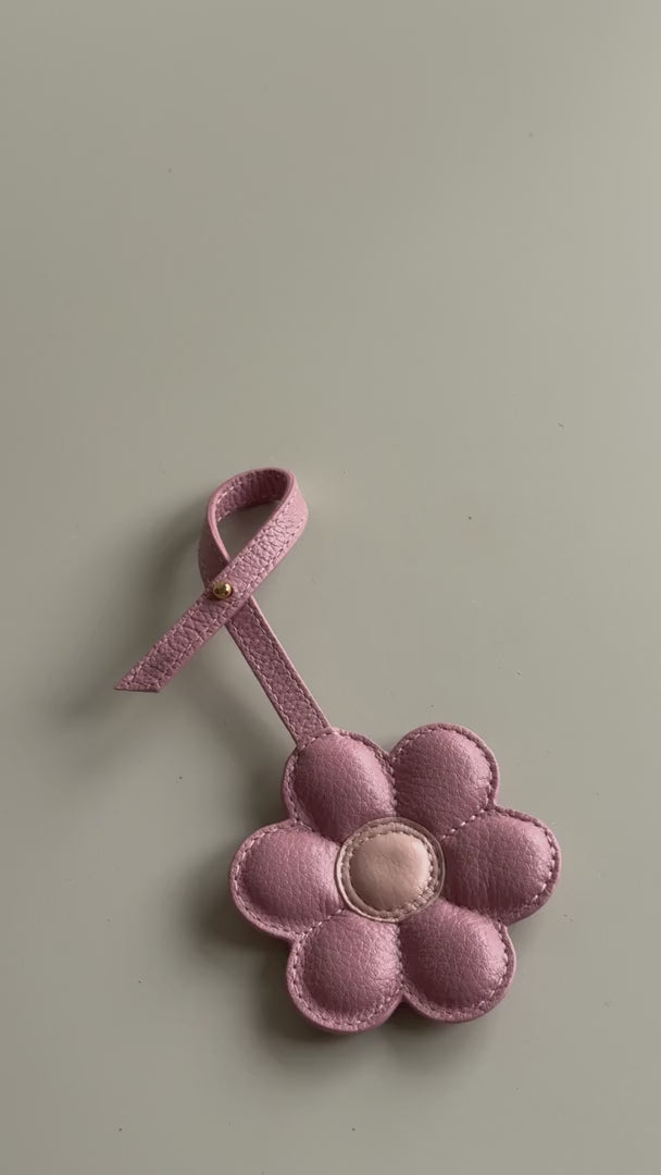 Charm Flor em Couro Legítimo | Pingente de Bolsa